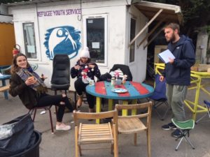 équipe de bénévoles devant le refugee youth service