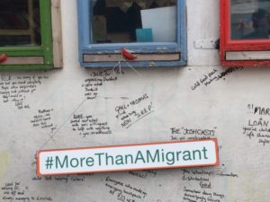 Panneau #MoreThanAMigrant