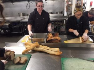 bénévoles préparent le repas pour la distribution