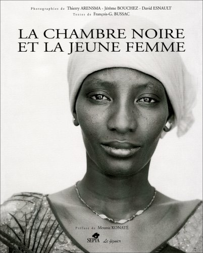 La chambre noire et la jeune femme : photos d'Afrique illustrées d'écritures