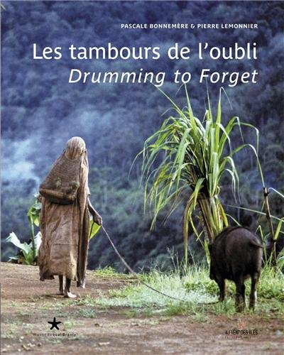 Les tambours de l'oubli : la vie ordinaire et cérémonielle d'un peuple forestier de Papouasie. Drumm