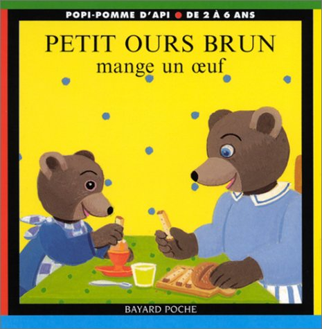 Petit ours brun mange un oeuf