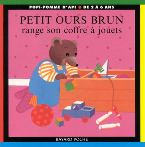 petit ours brun range son coffre à jouets