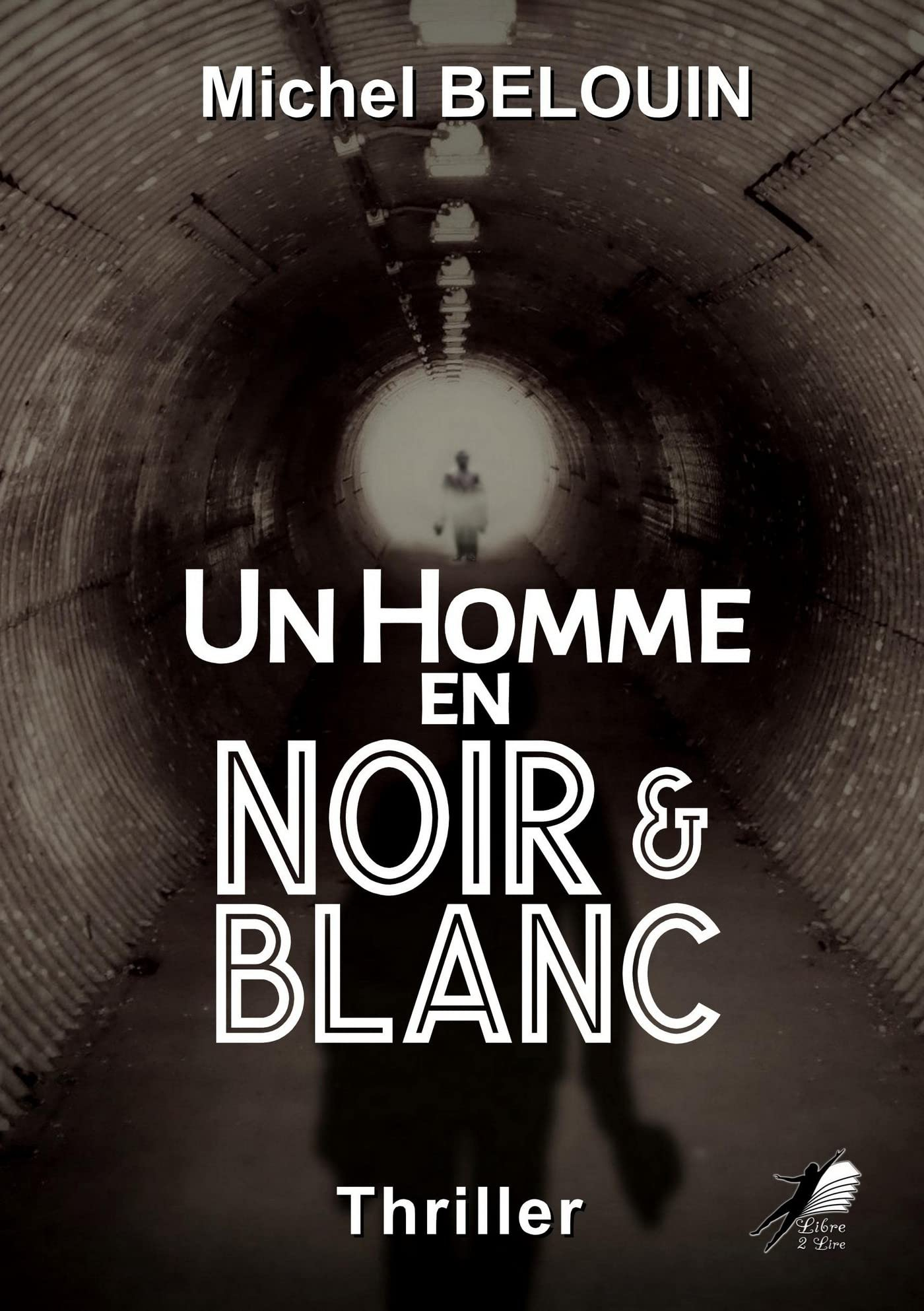 Un homme en noir et blanc