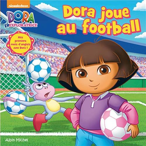 Dora joue au football