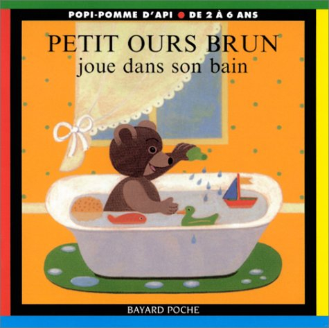 petit ours brun joue dans son bain
